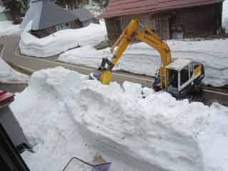 重機による庭の除雪